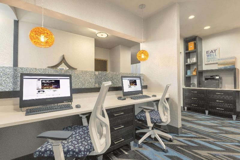 Hampton Inn & Suites Herndon-Reston photo 1