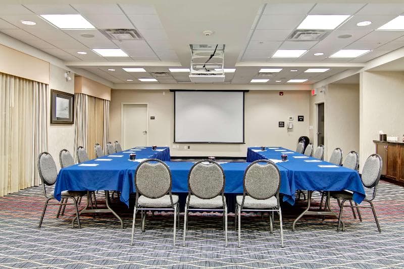 Hampton Inn & Suites by Hilton Red Deer 1