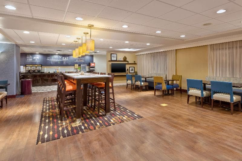 Hampton Inn Waterbury 3