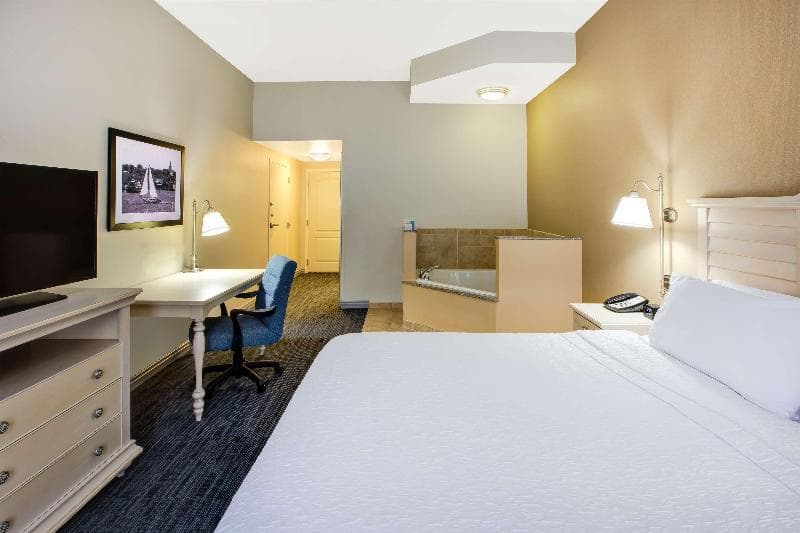 Hampton Inn & Suites Cape Cod-West Yarmouth 3