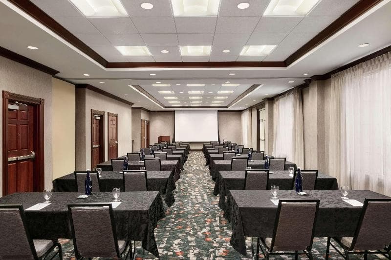 Hampton Inn & Suites Washington-Dulles International Airport 4