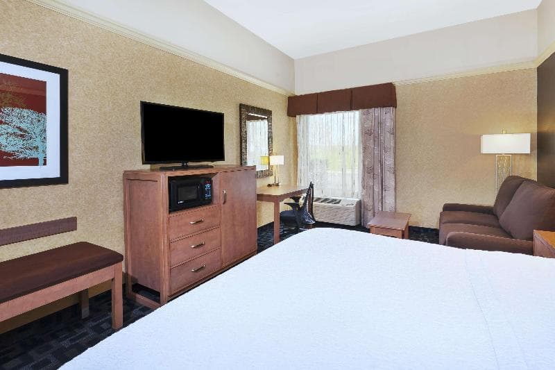 Hampton Inn Clinton 4