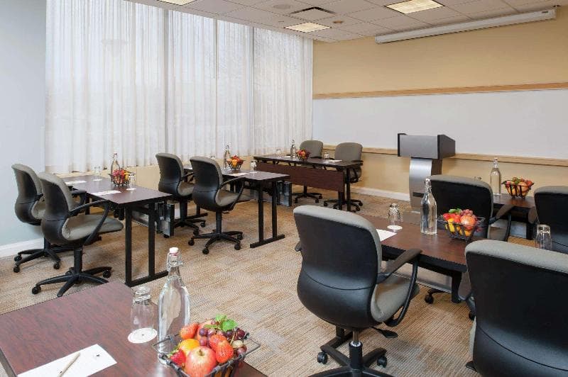 DoubleTree by Hilton Chicago North Shore Conference Center photo 1