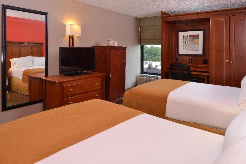 Holiday Inn Express Crestwood 4