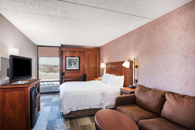 Hampton Inn West Springfield 4
