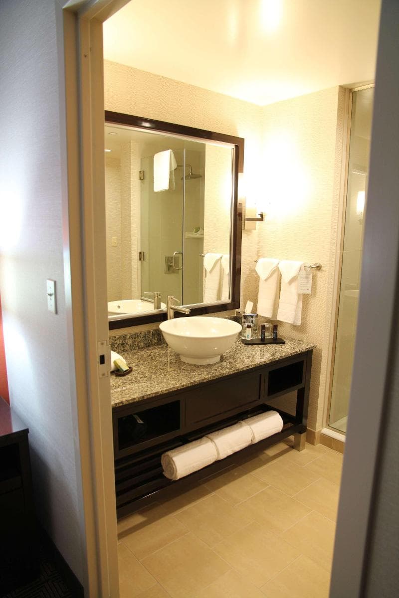 Embassy Suites by Hilton Ontario Airport 4