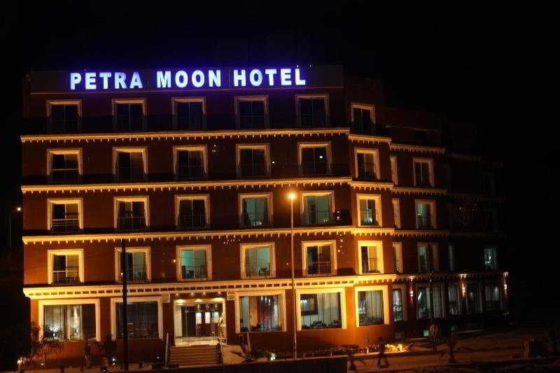 Petra Moon main