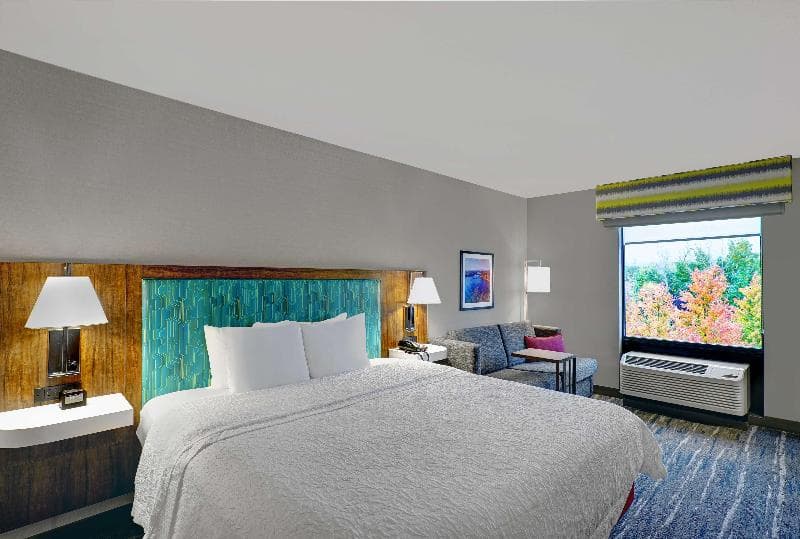 Hampton Inn Utica 3