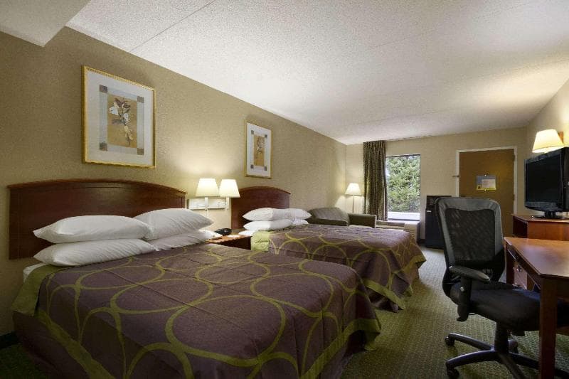 Super 8 by Wyndham Calhoun 4