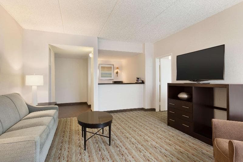 DoubleTree by Hilton Hotel Hartford - Bradley Airport 2