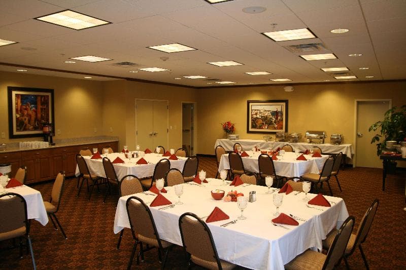 Hampton Inn & Suites Warren main