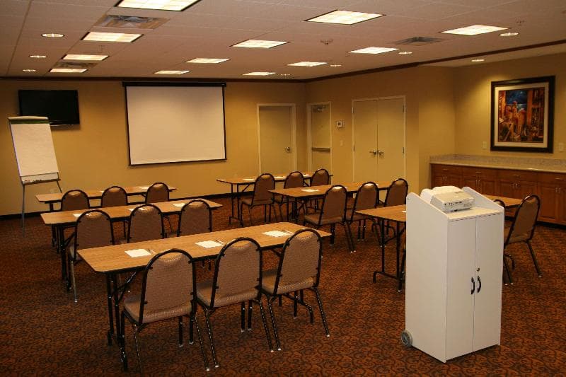 Hampton Inn & Suites Warren 4