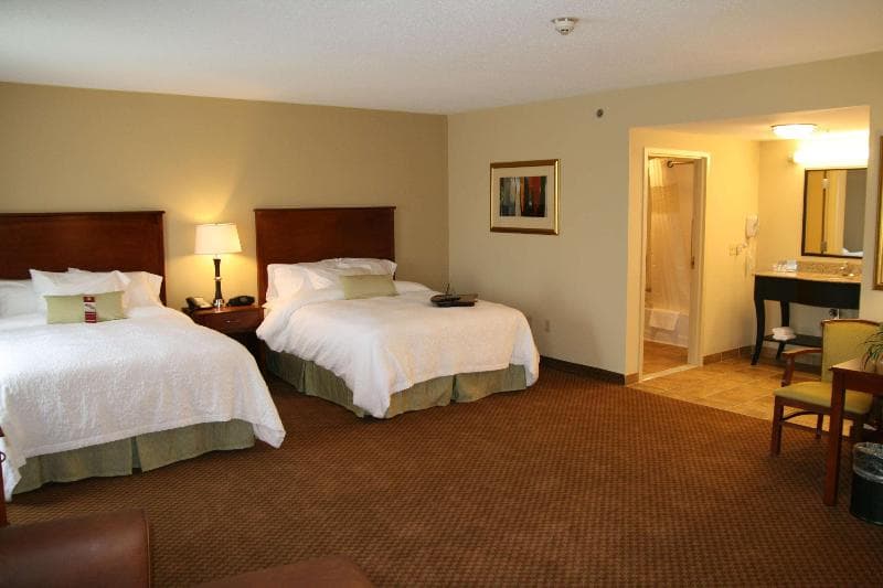 Hampton Inn & Suites Warren 5