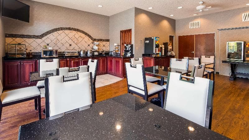 Best Western Plus Two Rivers Hotel & Suites 3