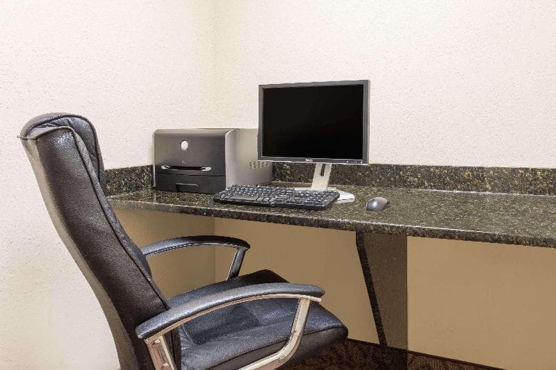 Days Inn by Wyndham North Mobile photo 1
