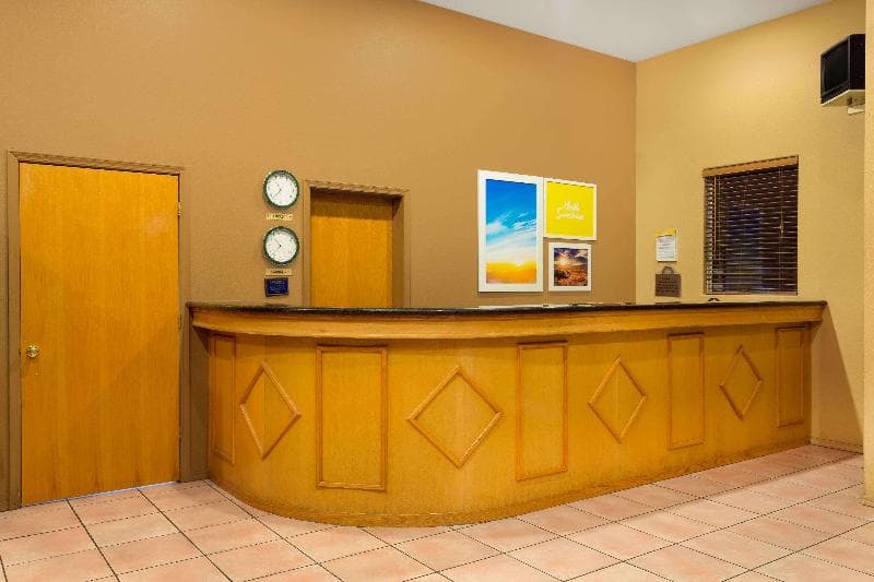 Days Inn by Wyndham Bullhead City 5