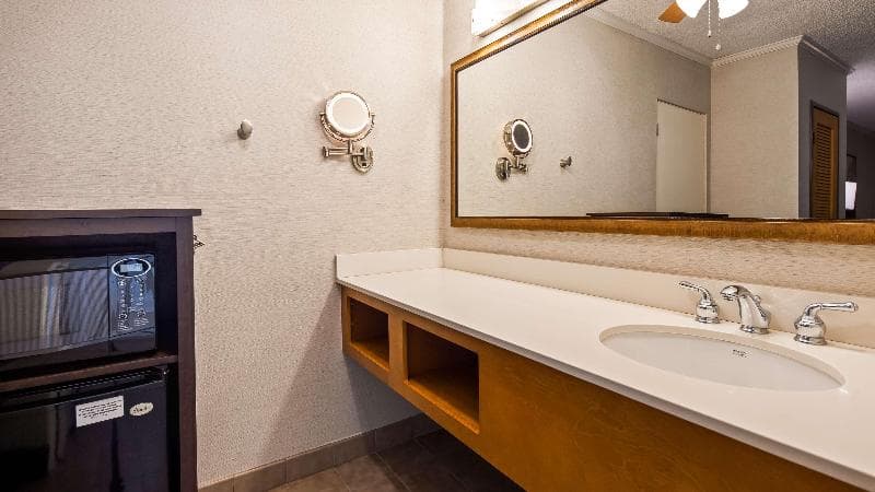 Best Western Plus Black Oak 4