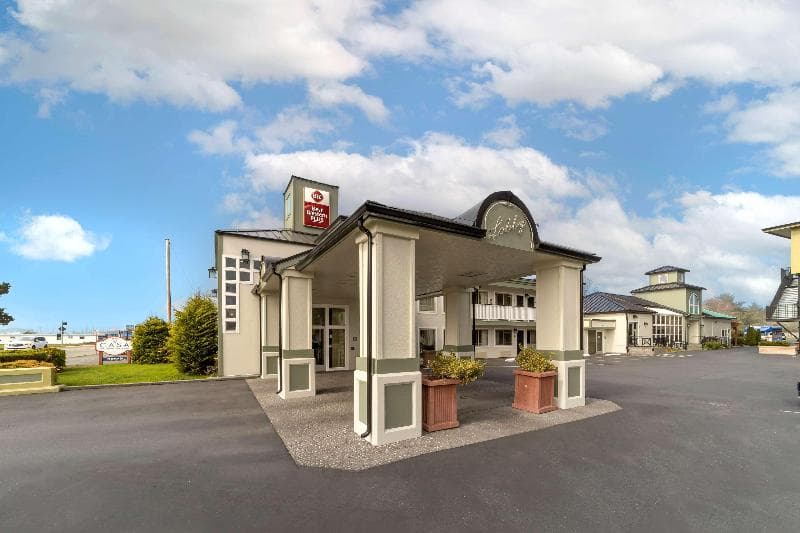 Best Western Plus Northwoods Inn 4