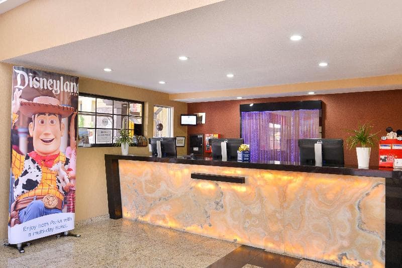 Best Western Plus Raffles Inn & Suites 5