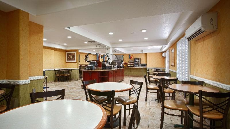 Best Western Plus Raffles Inn & Suites 3