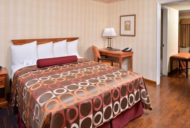 Best Western Plus Raffles Inn & Suites 4