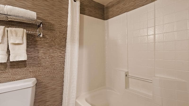 Best Western Plus Rama Inn & Suites 3