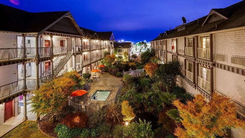 Best Western Plus Bayshore Inn 5