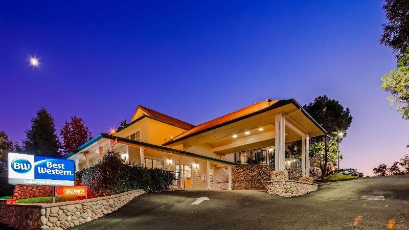 Best Western Cedar Inn & Suites 5