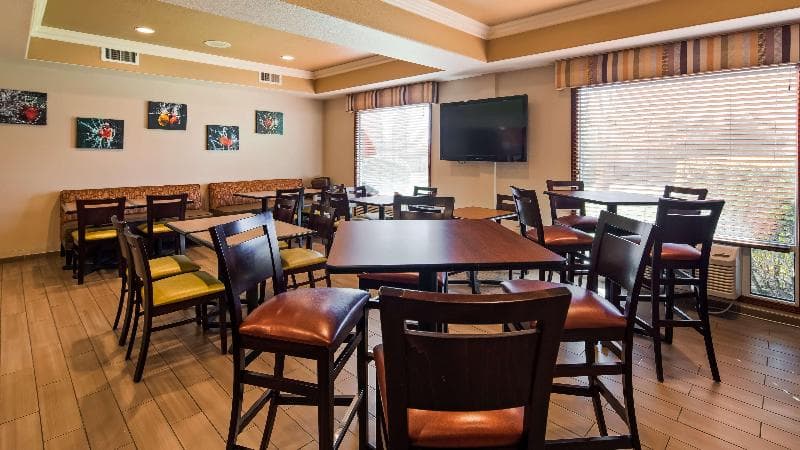 Best Western Plus Airport Inn And Suites 3