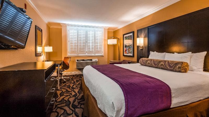 Best Western Plus Airport Plaza 4