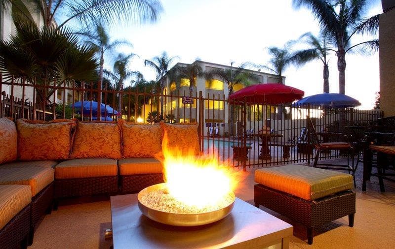 Hotel d'Lins Ontario Airport 2