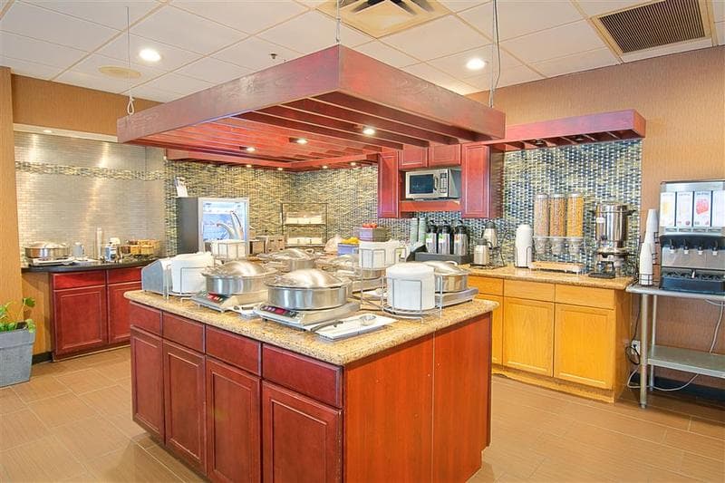 Hotel d'Lins Ontario Airport 4