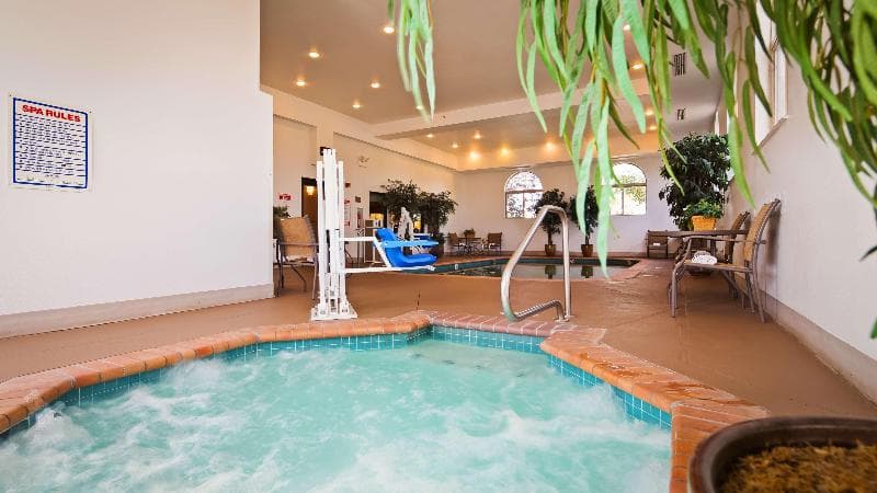 Best Western Plus Deer Park Hotel & Suites 4