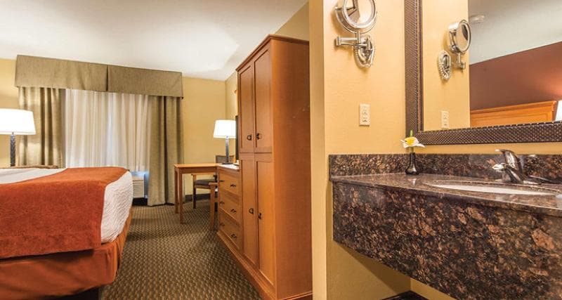 Best Western Plus Deer Park Hotel & Suites 2