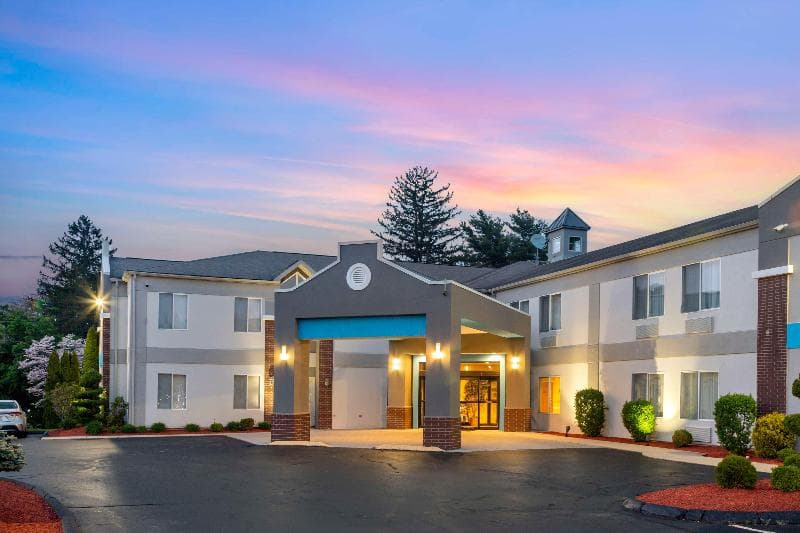 Best Western Plus New England Inn & Suites 3