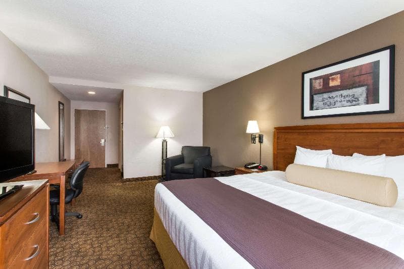 Days Inn & Suites by Wyndham Fort Pierce I-95 4