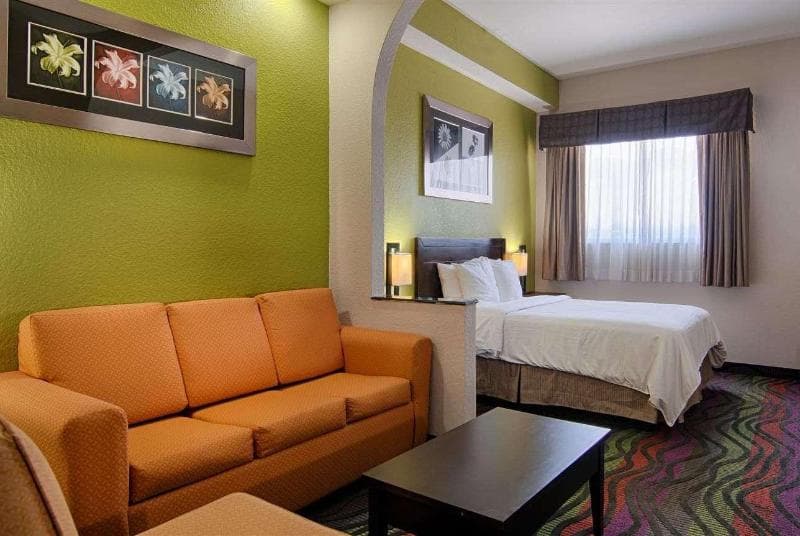 Days Inn & Suites by Wyndham Bonita Springs North Naples 3
