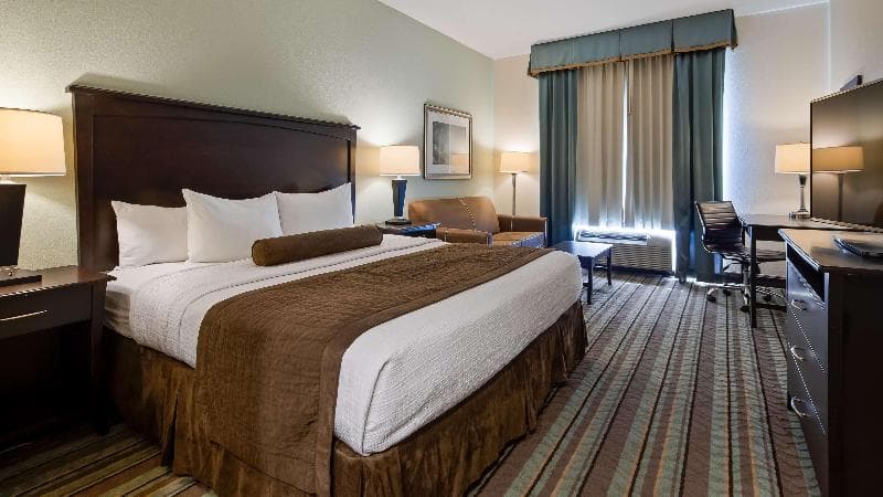 Best Western Plus Chain of Lakes Inn & Suites 4