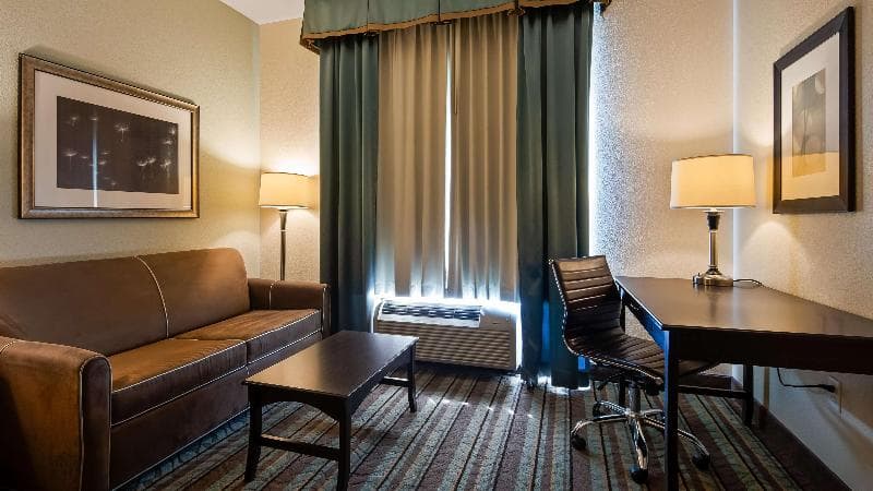 Best Western Plus Chain of Lakes Inn & Suites 5