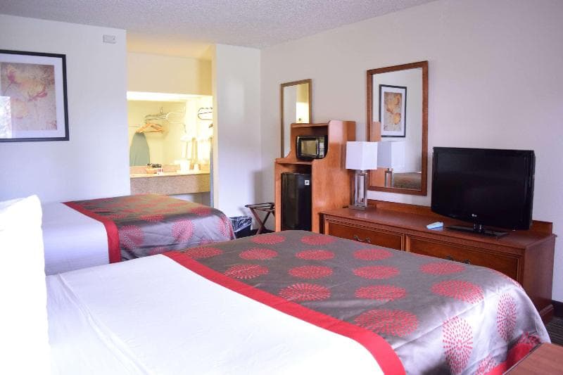 Ramada by Wyndham Savannah Gateway 3