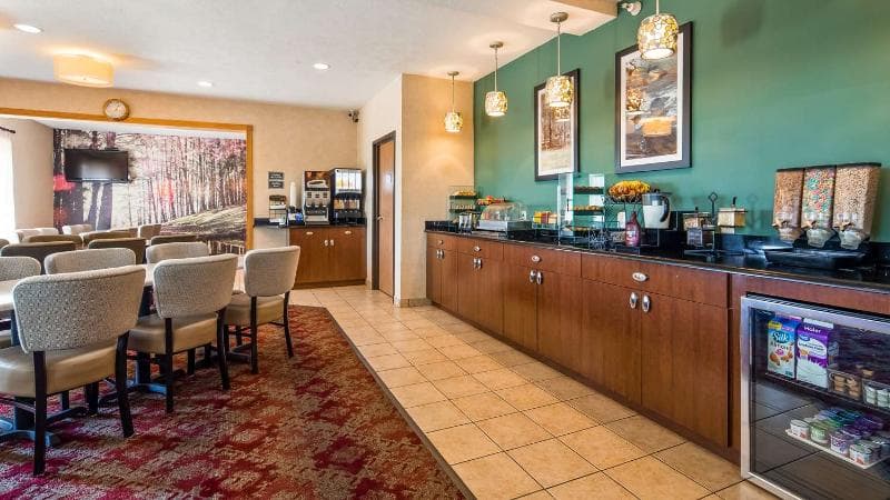 Best Western Plus Howe Inn 2