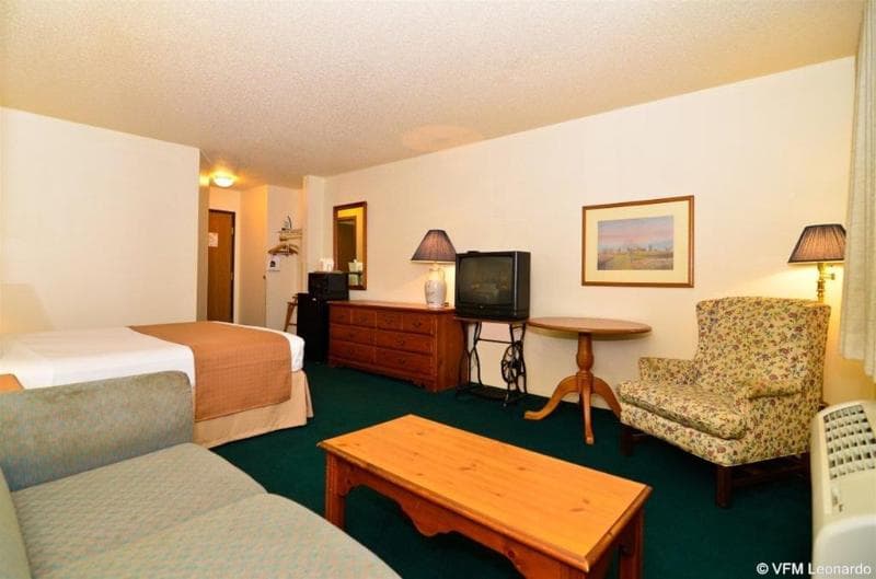 Days Inn & Suites By Wyndham Williamsburg Ia North photo 1