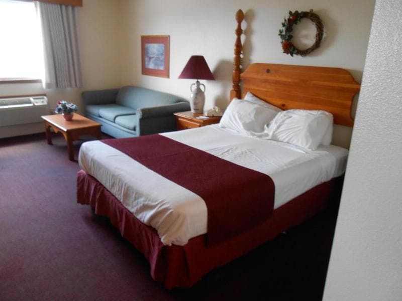 Days Inn & Suites By Wyndham Williamsburg Ia North 3