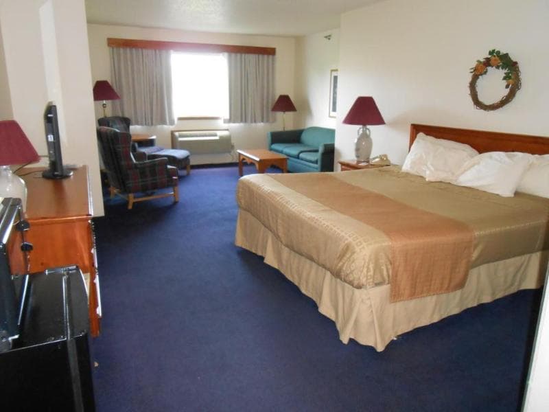 Days Inn & Suites By Wyndham Williamsburg Ia North 5