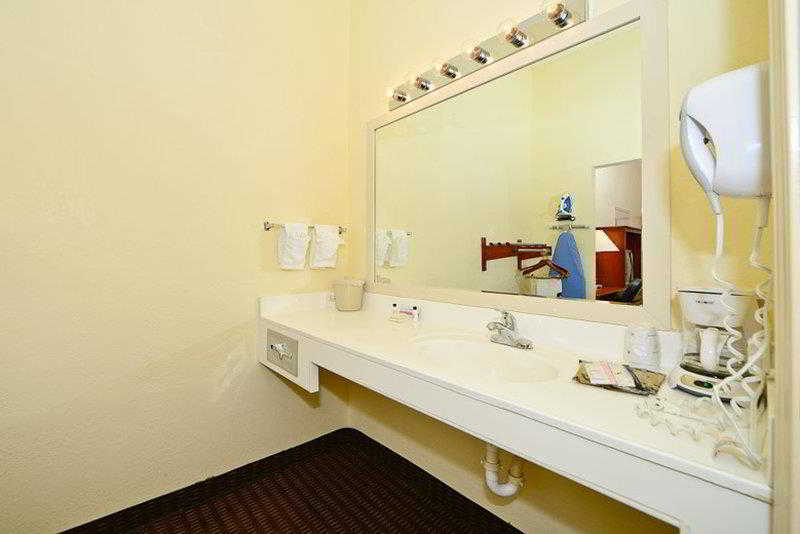 Manchester Heritage Inn And Suites 4