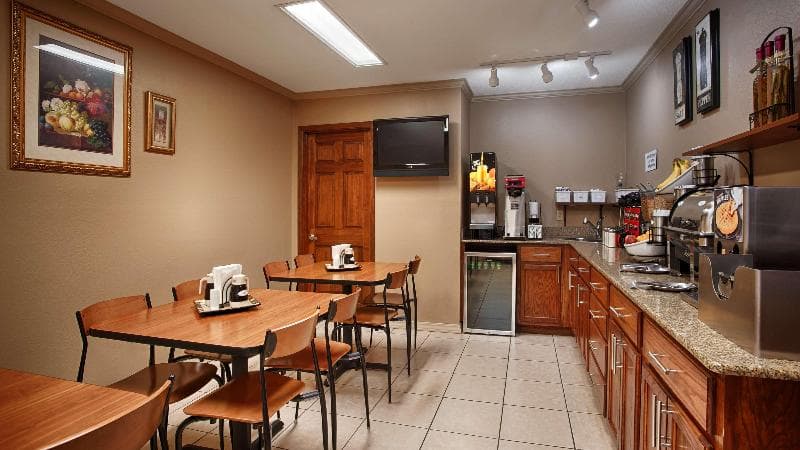 Best Western Delhi Inn 5