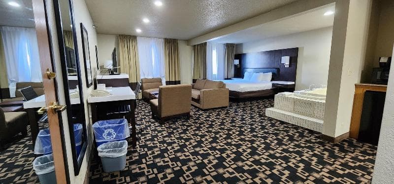 Comfort Inn & Suites 3