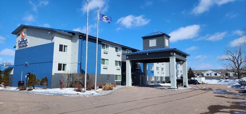 Comfort Inn & Suites 4