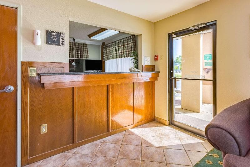 Econo Lodge main