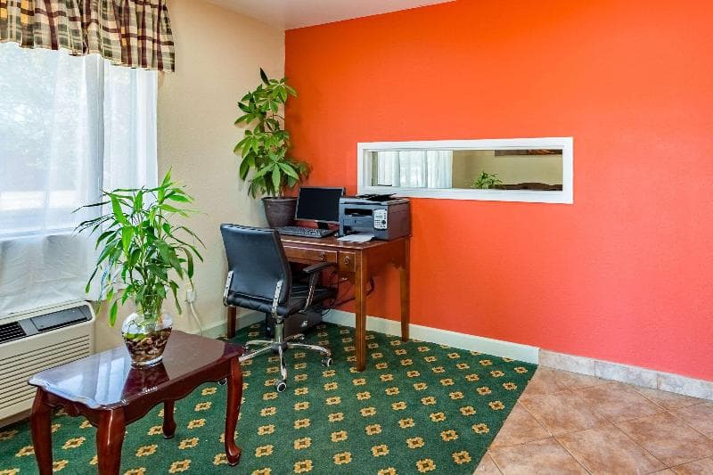 Econo Lodge 3
